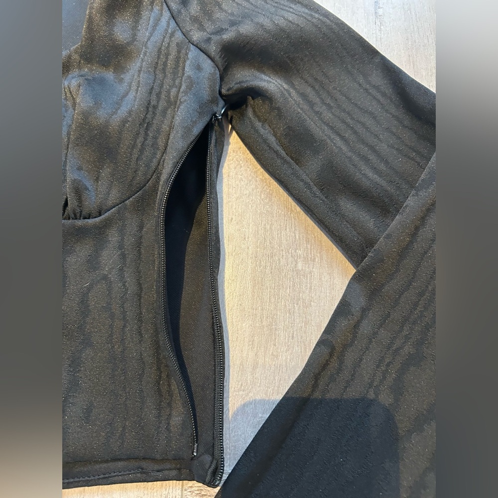 Zara Black Long Sleeve Crop Top
Good condition - Picture 3 of 4